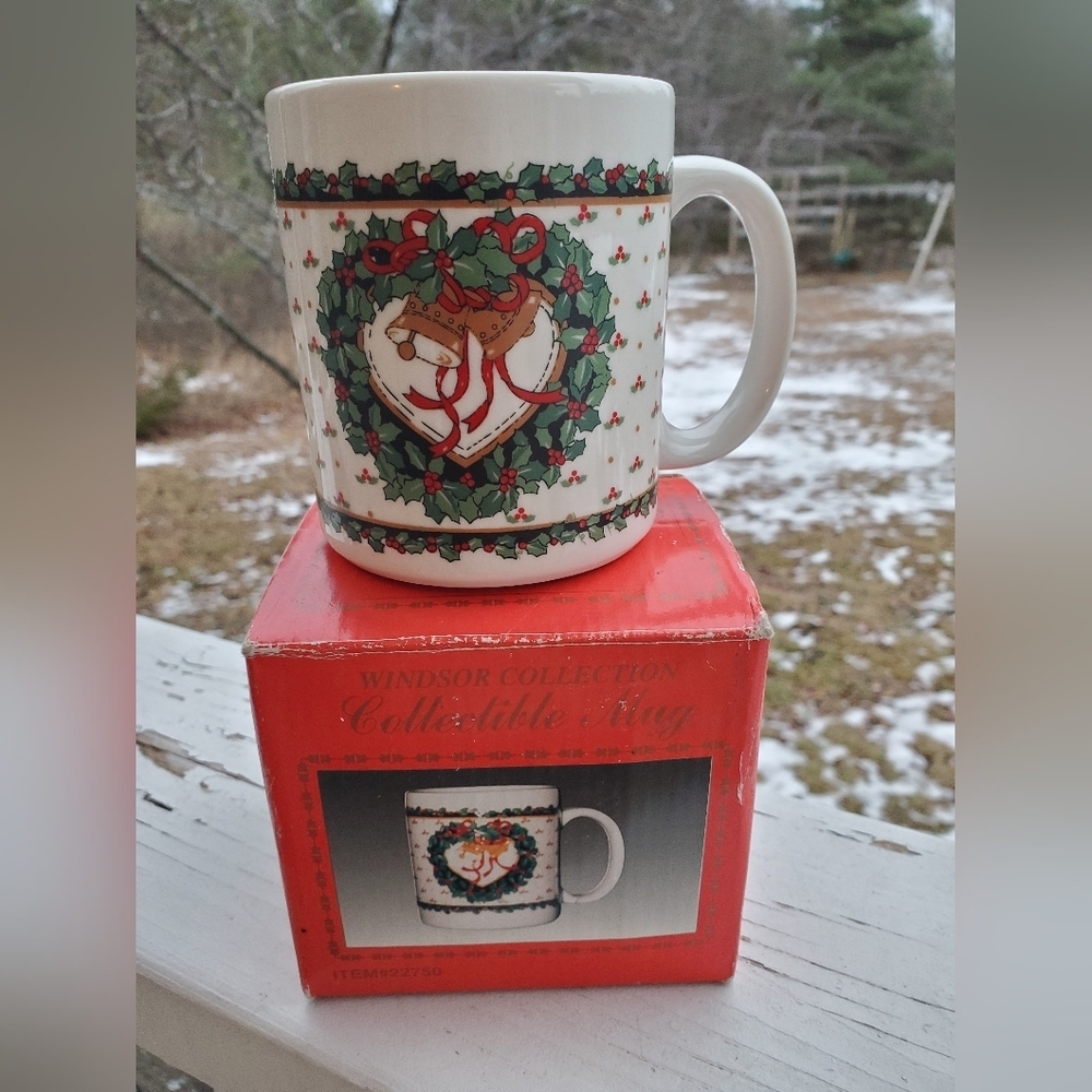 Windsor Collection Christmas Mug with Mistletoe Design